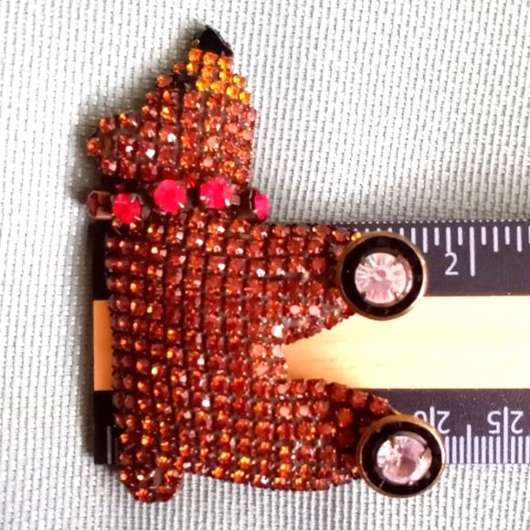 ADORABLE CRYSTAL BROWN BEAR ON WHEEL'S PIN - Picture 7 of 7